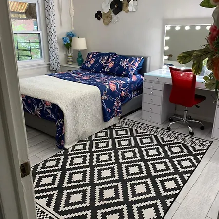 Cheerful 2 Bed Rooms Apartment In Heart Of Queens